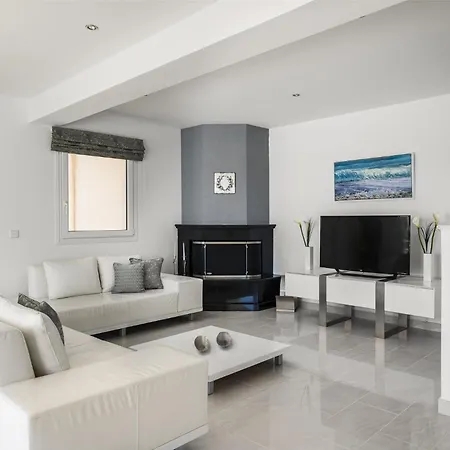 Euphoria Seaview Residences With Shared Pool By Konnect Gouvia Exterior photo